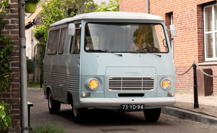 Retro Peugeot J7 with refreshing interior