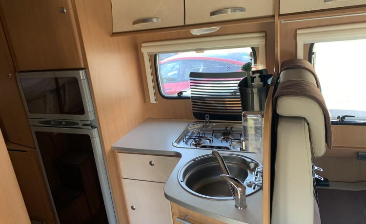 Bennie – Camper familiare Benimar Alcove - 5 persone - Incluso inventario e assicurazione