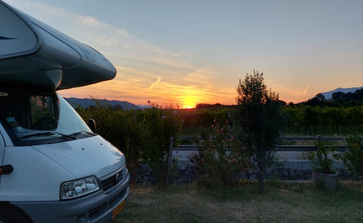 JoEliday – Camping-car familial spacieux avec four et climatisation