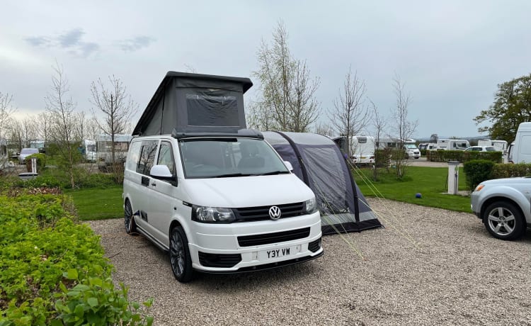 Cooper – Luxus Volkswagen Transporter POP TOP mit 4 Schlafplätzen und Markise