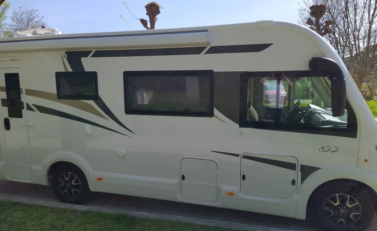 Discover our luxurious and practical McLouis motorhome - ideal for families!
