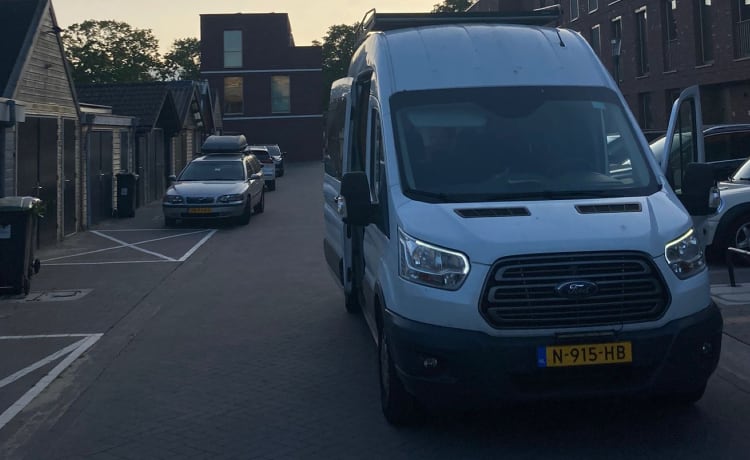 Ford Transit – Camper di lusso autocostruito disponibile per il campeggio off-grid