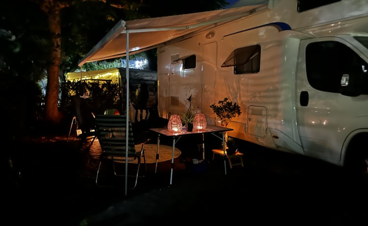 Attraente camper familiare da 6 persone con 6 spaziosi posti letto