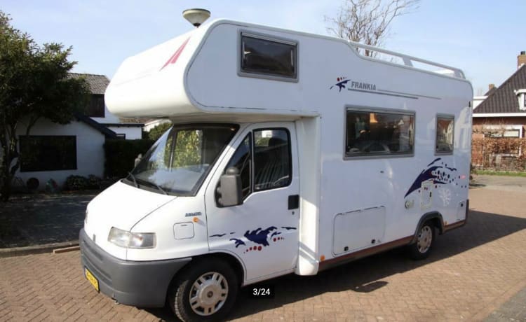 Pèpè – Very neat and spacious camper