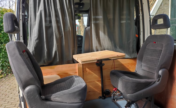 Robuuste Iveco daily | 5 zitplaatsen | 3 slaapplaatsen | cruise-control