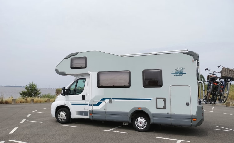 Vinny – Go on an adventure with our 6-person Camper - Ready for your trip!"