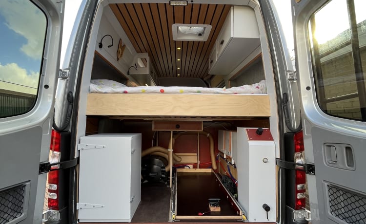 Hank the Van – Mercedes Sprinter di lusso fuori rete