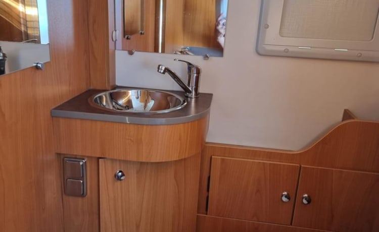 Happy Travels – Geräumiger Luxus-Camper für 4 Personen