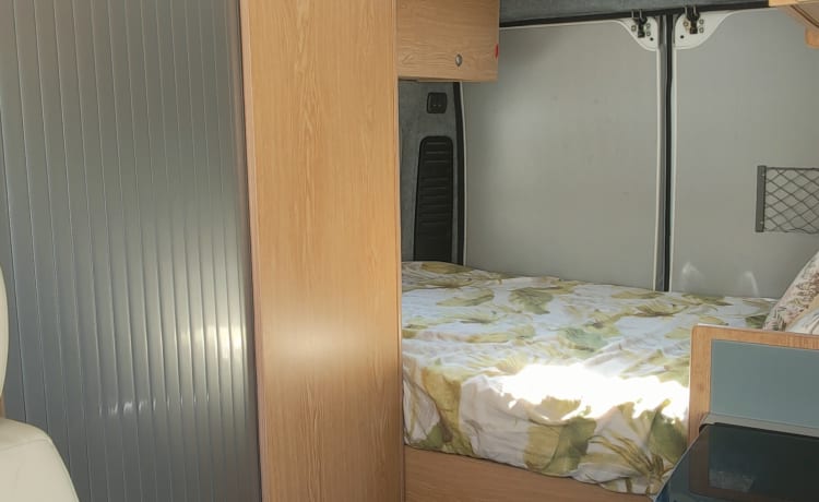 Camping-car hors réseau pour 2 personnes