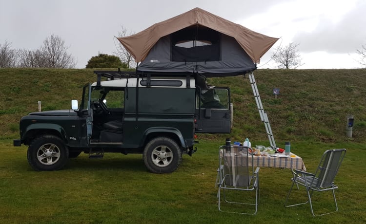 Geisli  – Land Rover defender 90 with roof tent