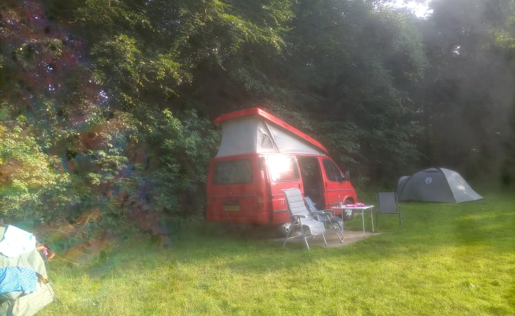 De Rode Smurf – The red smurf, reliable bus camper, for itself an entire family.