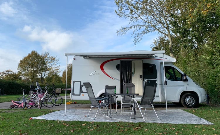De Ixeo – Neat complete family camper for rent Burstner Ixeo