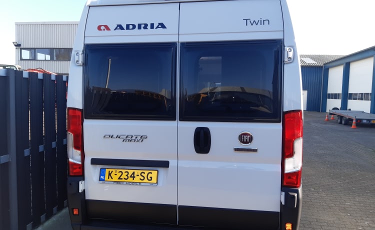 Adria – Z.g.a.n.  Buscamper Adria Twin 640 SPX  Automaat euro 6 met E bike drager 