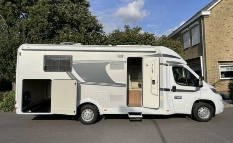 Enjoy Life – Luxus Reisemobil Einzelbetten + Hubbett Carado T447