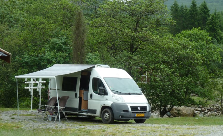 2-PERSONEN WOHNMOBIL MIT ELEKTRO FAHRRADLIFT