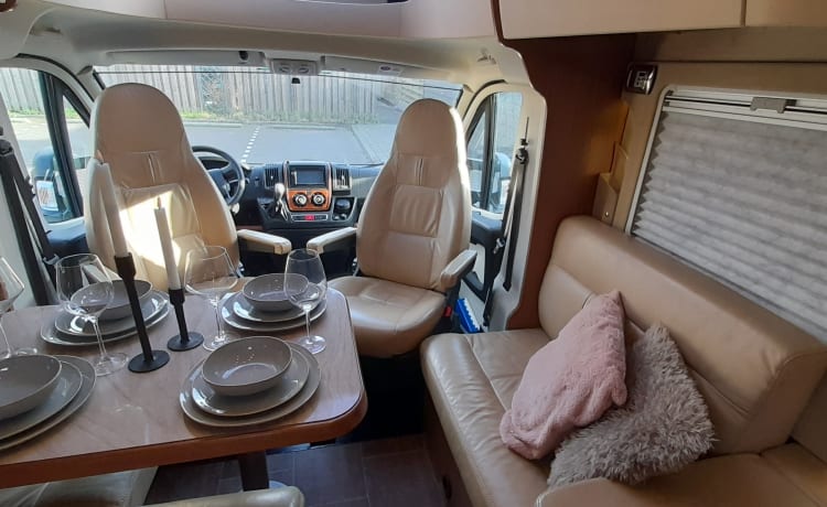 Luxury motorhome 4 persons automatic.