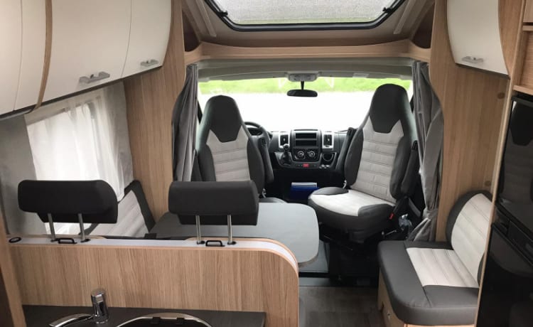 18 – Prachtige 2-persoons automaat camper met heerlijk queensbed