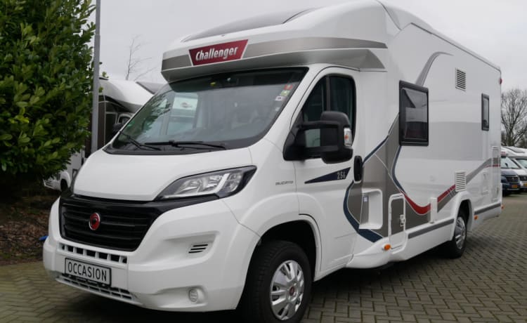 Challenger Genesis 256, semi integrale, 6 posti letto, 7 posti!!