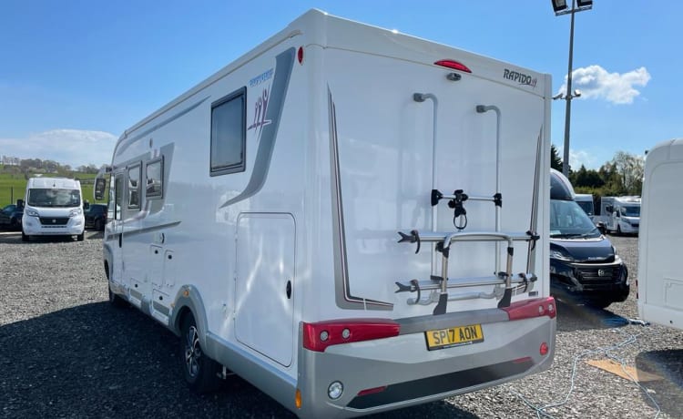 Rapido – Luxus-Wohnmobil: Kingsize-Inselbett, separate Dusche, große Garage