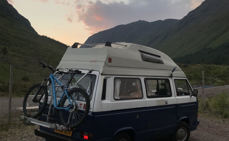 Blue – Volkswagen campervan met 4 slaapplaatsen uit 1986