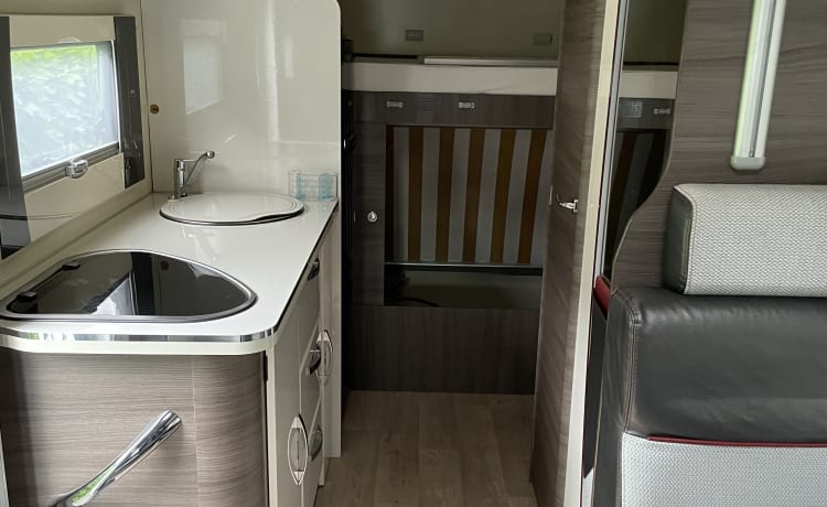Beautiful, spacious and luxurious camper with awning and air conditioning for the whole family (6 pers