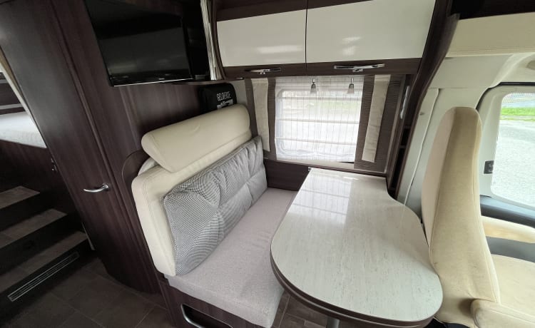 Joep – Luxury Bürstner camper > Integral (TV-AIRCO-FREE KM)