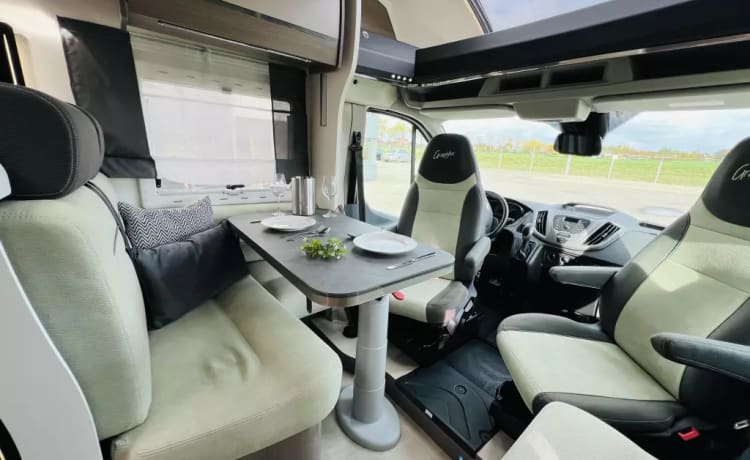 Ons busje – Challenger Graphite 358 de 2019 pour 4 à 5 personnes