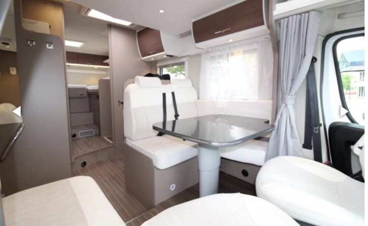 Nice spacious Camper with single beds and XXL garage