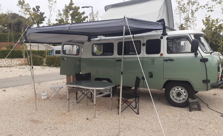 Robusto camper fuoristrada UAZ Bukhanka 4x4