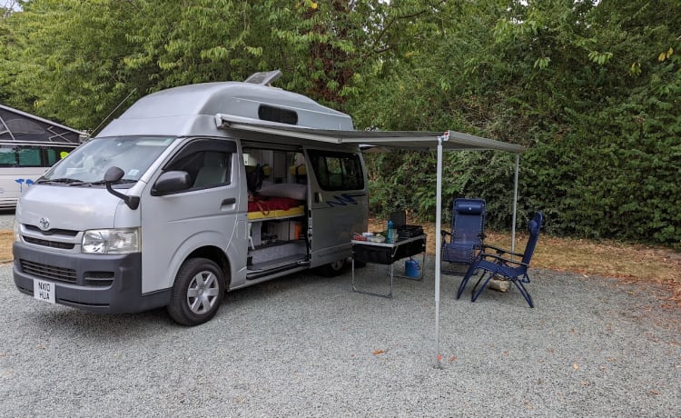 Sugihara – Toyota Hi-Ace-campervan 2010 met 4 slaapplaatsen