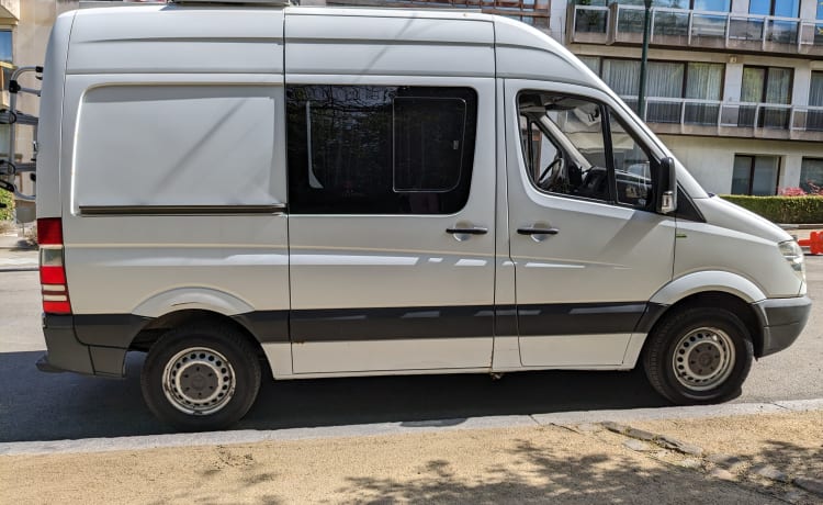 Compact and fully equipped Mercedes-Benz campervan