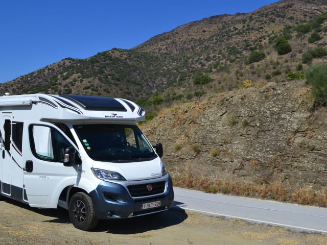 Camping-car familial attendant que la famille découvre l'Europe ensemble