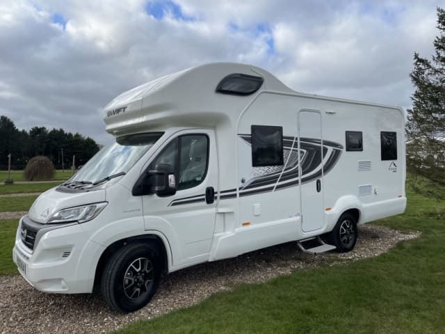 Fantastic 6 Berth Swift Edge 486 Motorhome