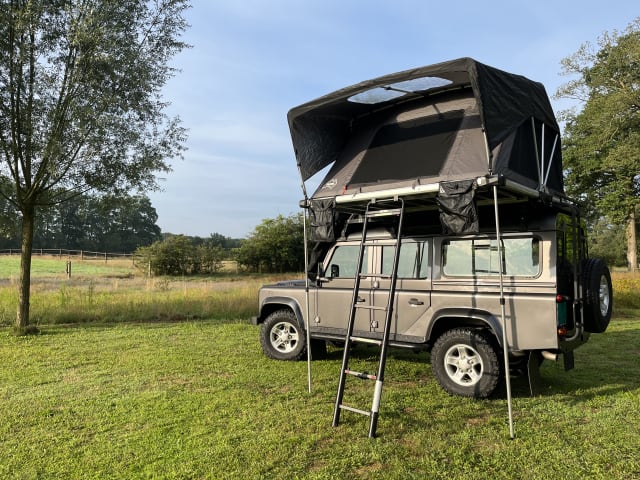 Woeste Willem – Land Rover Defender Automatic 5p del 2006 con tenda sul tetto e tenda laterale