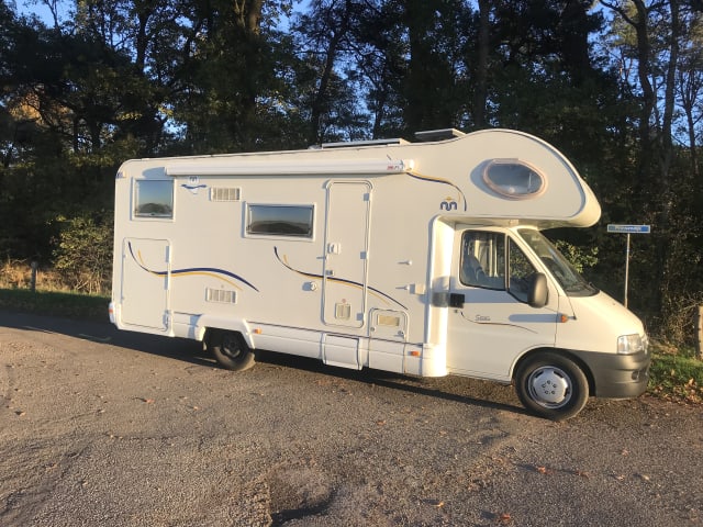 Our second home – Ampio camper da 6 posti con 2 ampi letti fissi e ampio garage