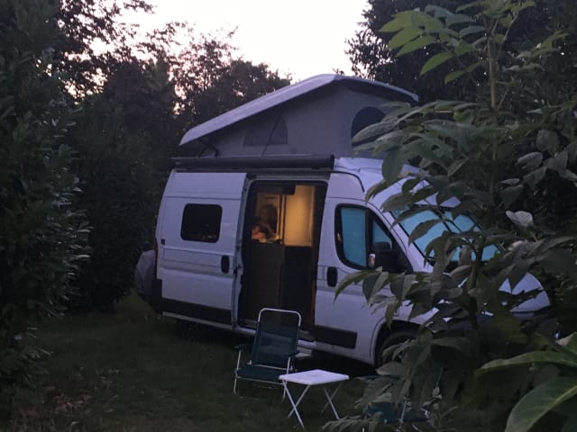 Bus camper with lifting roof