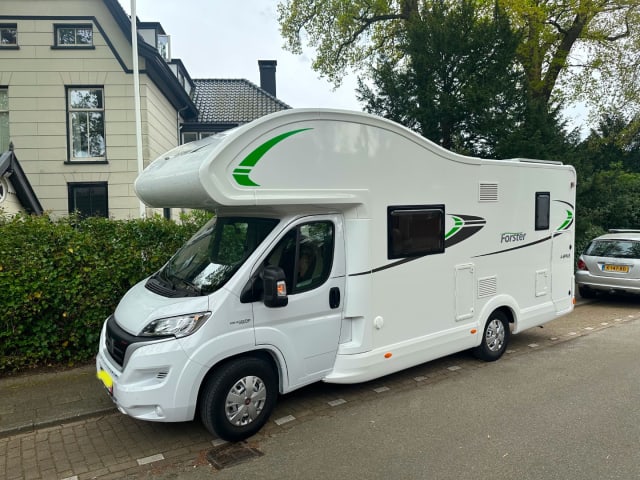 Ruime, hoge Forster A699 VB 6 persoons camper