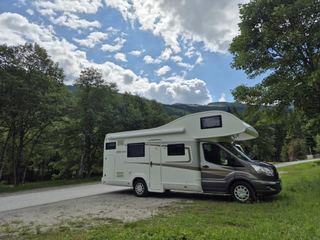 6p Ford alcove from 2017, bunk bed and large seating area
