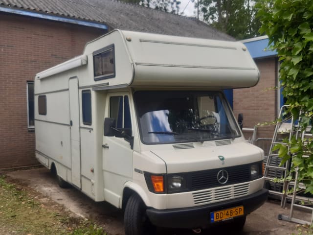 oltimer – 4p Mercedes-Benz alcove uit 1982