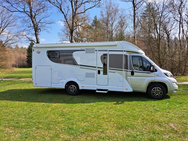 Wille – Almost new Hymer Carado 4 person family camper 