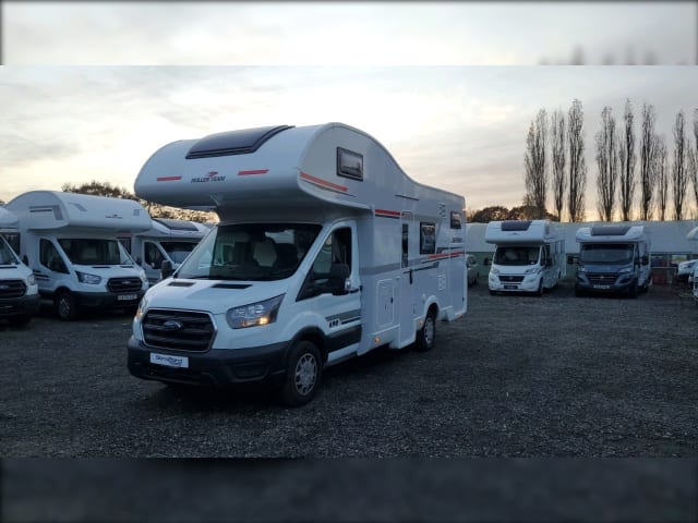 690 Zefiro automatic.  – 2022 Roller Team Zefiro 690 auto six berth + six travel on car license 