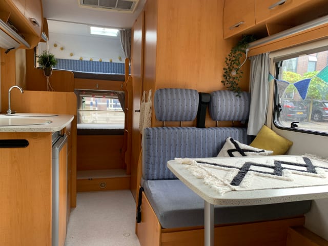 Hymer ruime 6p Familiecamper met stapelbed 