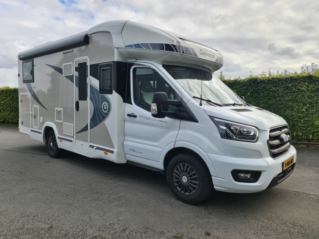 T814XB – Chausson 777GA  Automaat Titanium Premium zeer luxe , km vrij!