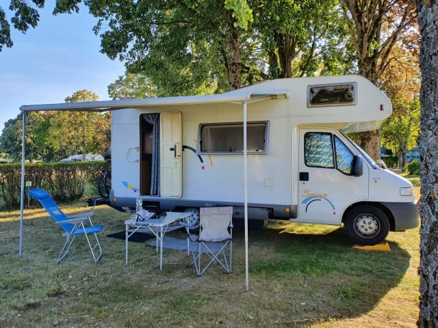 Bessie – Schöner geräumiger Alkoven-Camper (Winterreifen)