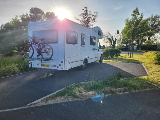 Nicky – Abenteuer und Komfort in 'Nicky', dem Luxus-Wohnmobil mit 6 Schlafplätzen!