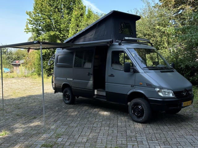 4p Mercedes-Benz campervan uit 2002