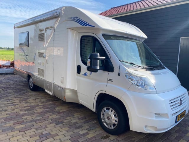 Heerlijke ruime en complete 2 tot 3 persoons camper met queensbed