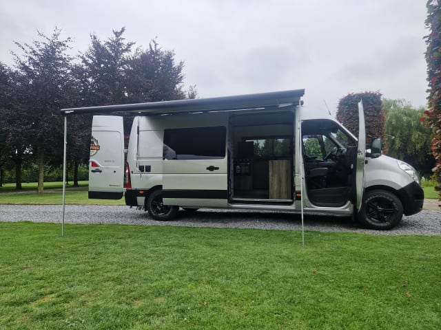 camper – 2er-Renault-Bus aus dem Jahr 2015