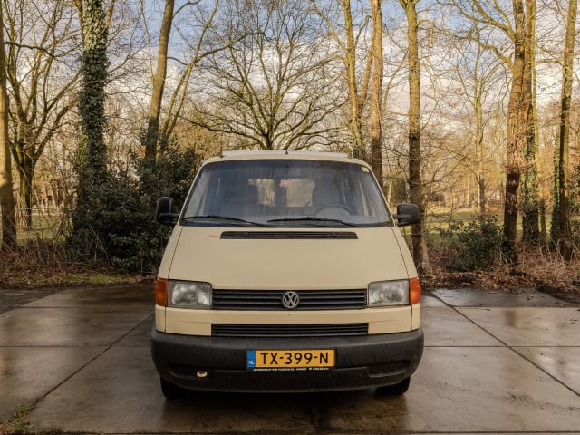 Desert - Multivan VW T4 confortable et robuste avec toit relevable
