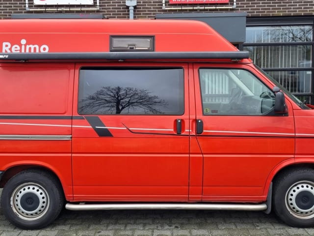 Ferrari onder de Volkswagens – 2p Volkswagen bus uit 2001